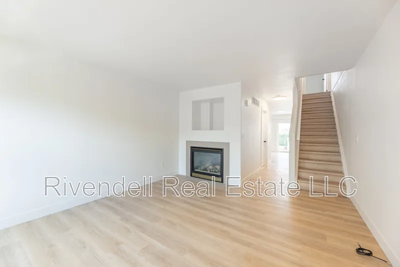 2 bed, 1.5 bath, 1092 sqft, $1,995 — Photo 2