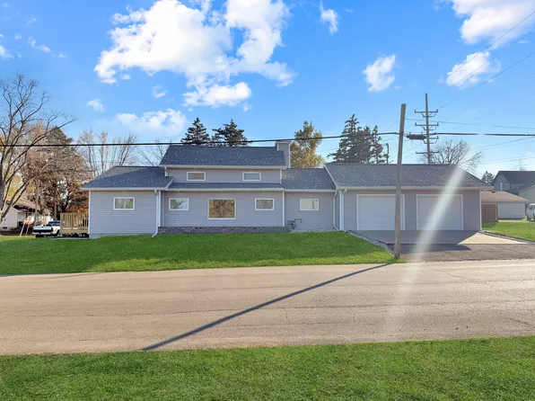802 S 16th Ave, Freeport, IL 61032