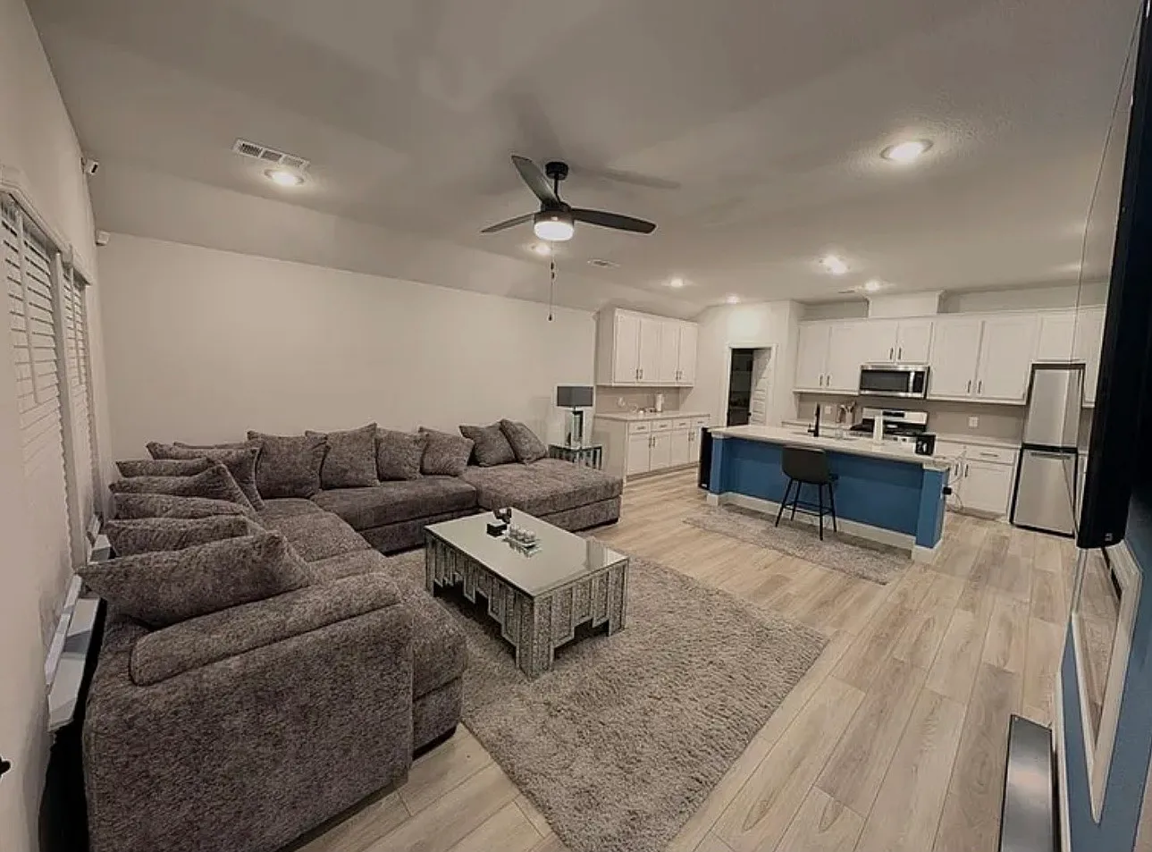 4 bed, 1911 sqft, $2,350 — Photo 2