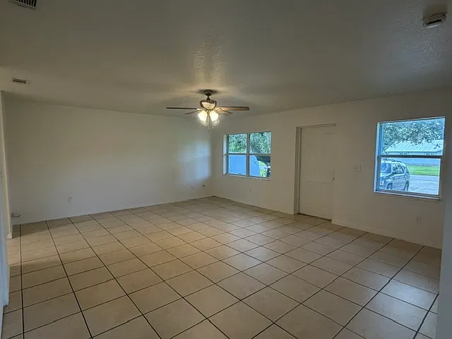 2 bed, 1055 sqft, $1,100 — Photo 4
