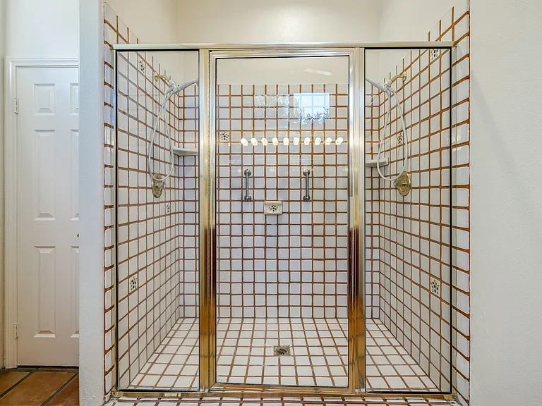 53180 Avenue Madero — Photo 17