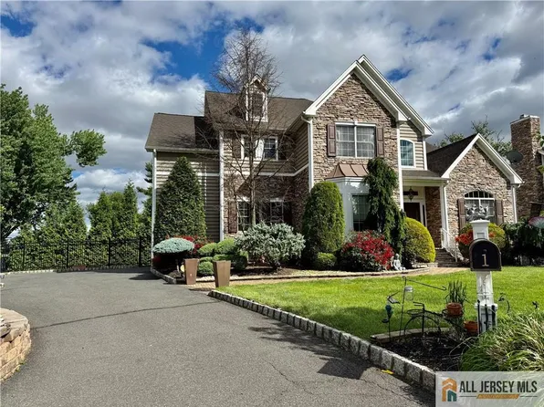 1 Hartman Ct, Clark, NJ 07066