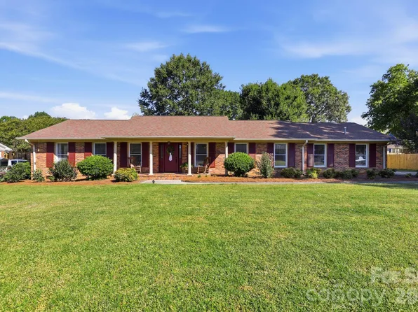 8317 Fallsdale Dr, Charlotte, NC 28214