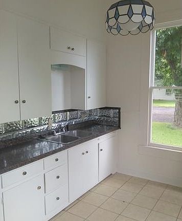 3rd image of 606 Short St