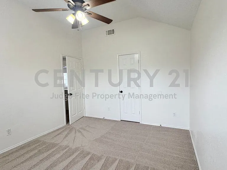 835 Rockett Ln — Photo 14