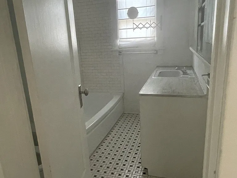 1026 N 5th Ave — Photo 8