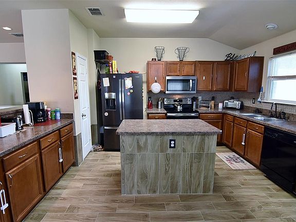 3rd image of 608 Trillium Ln