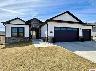 7911 Lena St, Lincoln, NE 68516