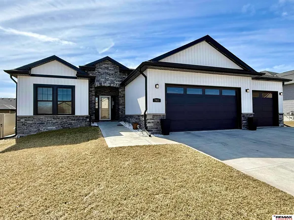 7911 Lena St, Lincoln, NE 68516