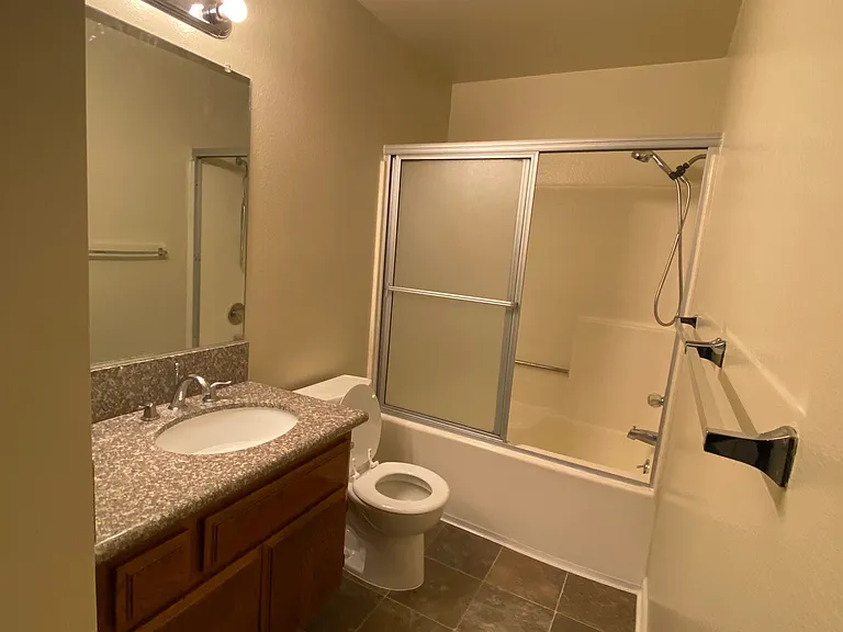 536 N Mariposa St #D — Photo 9