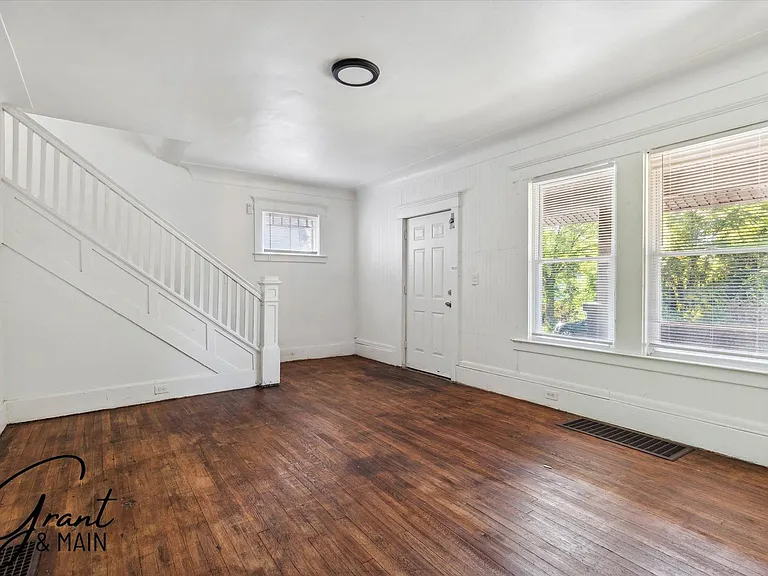 326 Eason Ave — Photo 4