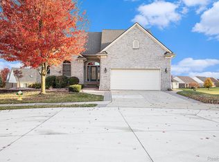 8154 Prestwick Ln, Washington, MI 48095