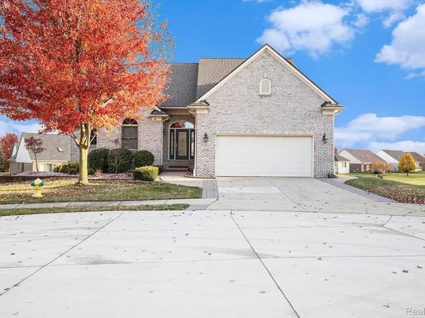 8154 Prestwick Ln, Washington, MI 48095