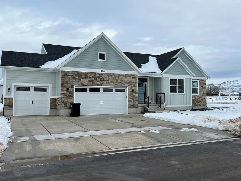 1017 E Tucker Ln — Photo 1