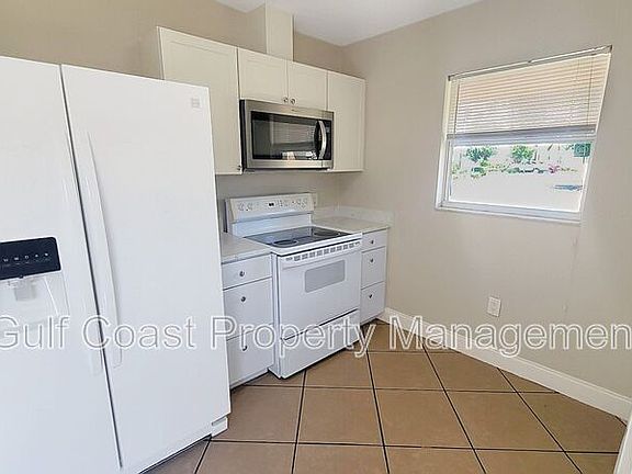 5th image of 1319 18th Ave W