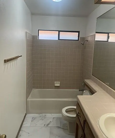2122 N Clark Ct — Photo 17