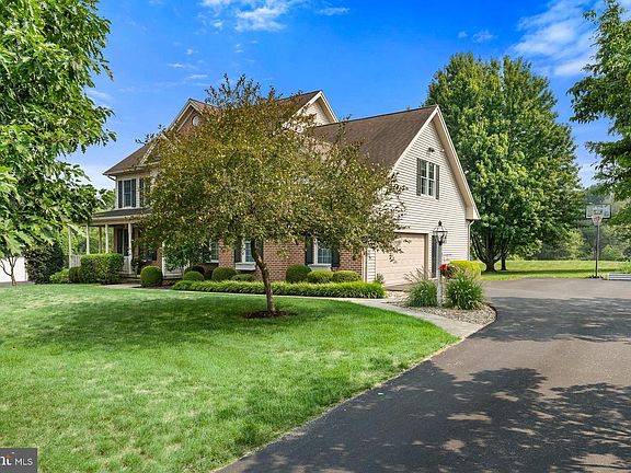 3rd image of 111 Crabapple Ct