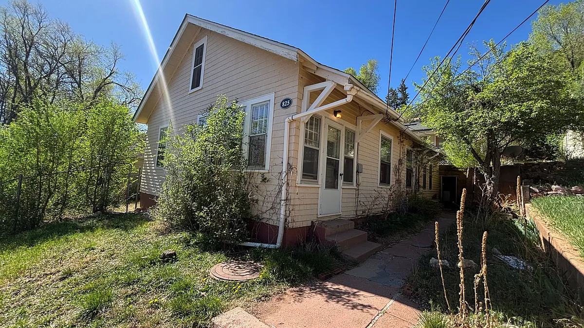 Building Photo - 825 Midland Ave