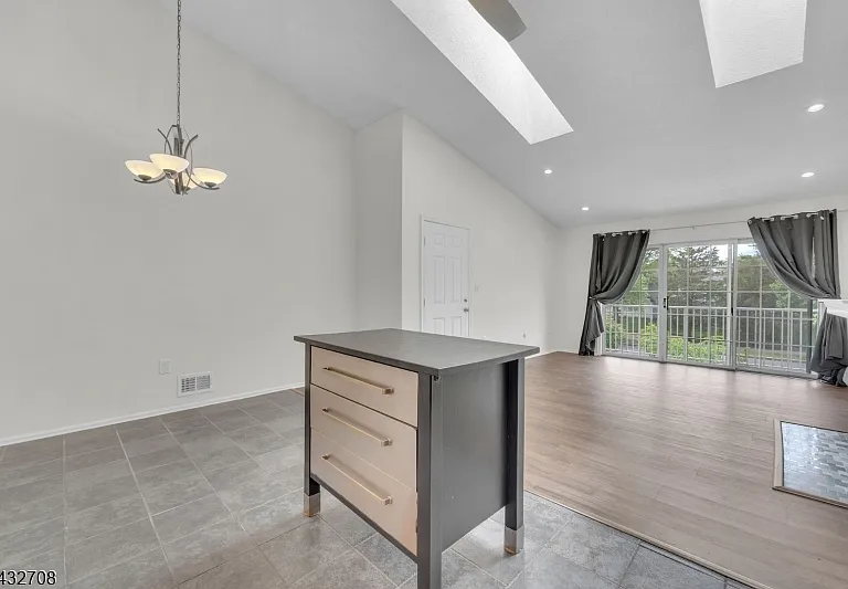 93 Caitlin Ct — Photo 4