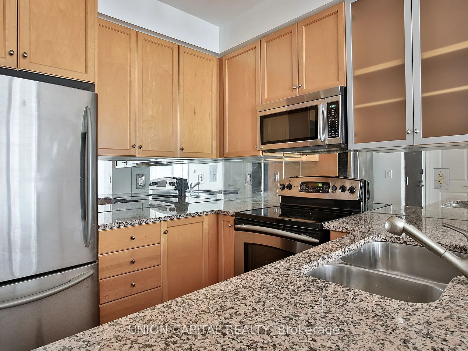 18 Yorkville Ave — Photo 4