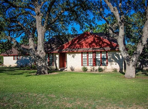 3rd image of 207 Pin Oak Dr