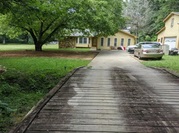 30 Price Dr W, Locust Grove, GA 30248
