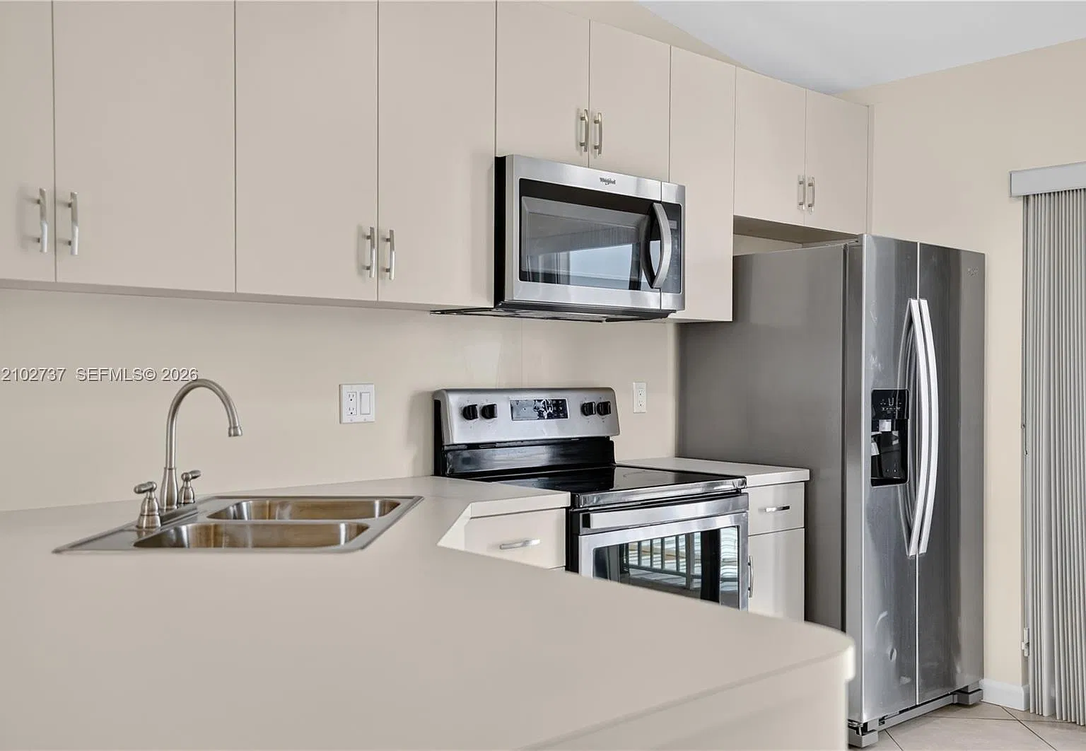 El Prado Xvi Condo — Photo 2