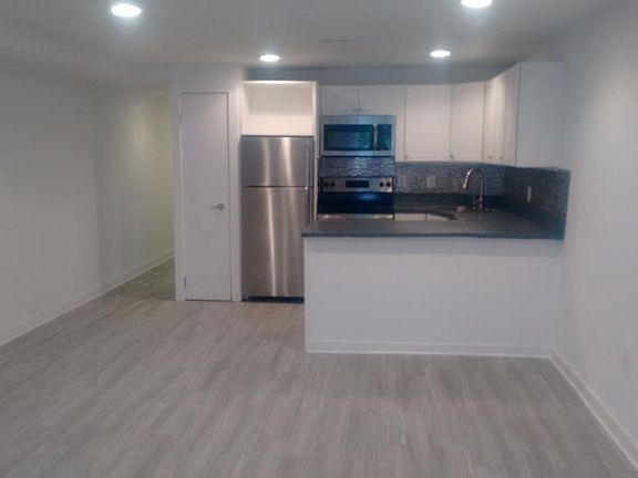 KITCHEN/LIVING ROOM