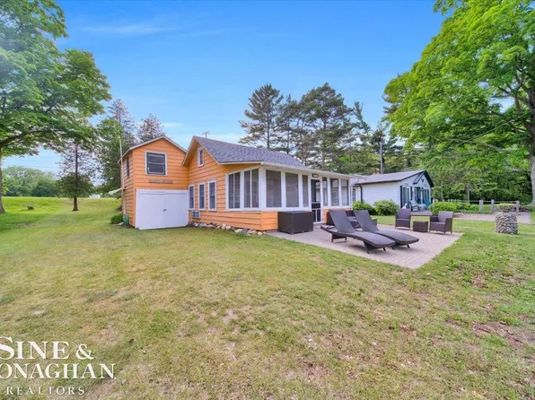2328 N Lakeshore Rd, Carsonville, MI 48419