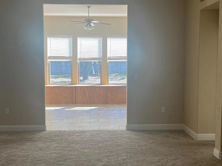 1950 Alamanda Ct — Photo 2