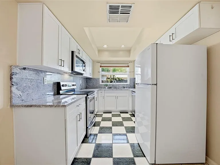 906 Carlton Rd — Photo 10