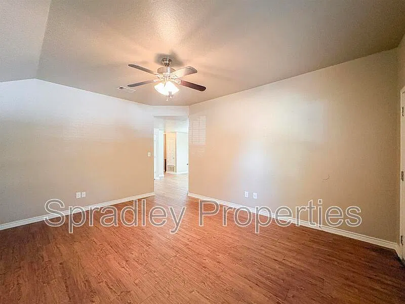 3 bed, 2.0 bath, 1300 sqft, $1,395 — Photo 2