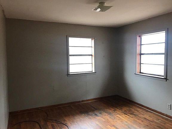 2nd image of 911 Harrell Ave #911
