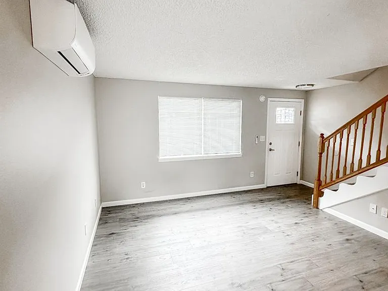 Catalina Apartments — Photo 5