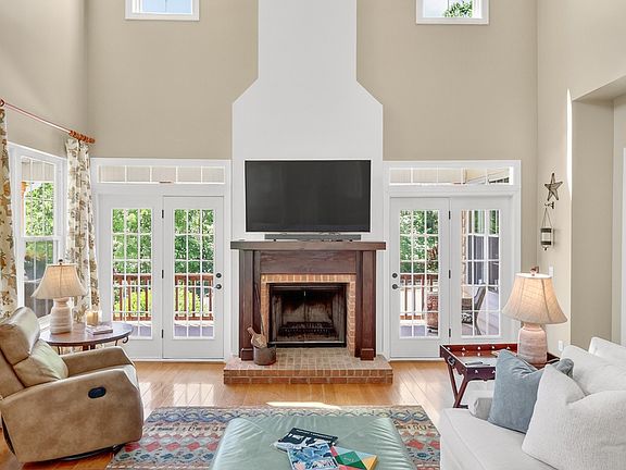 15th image of 157 Giles Ln