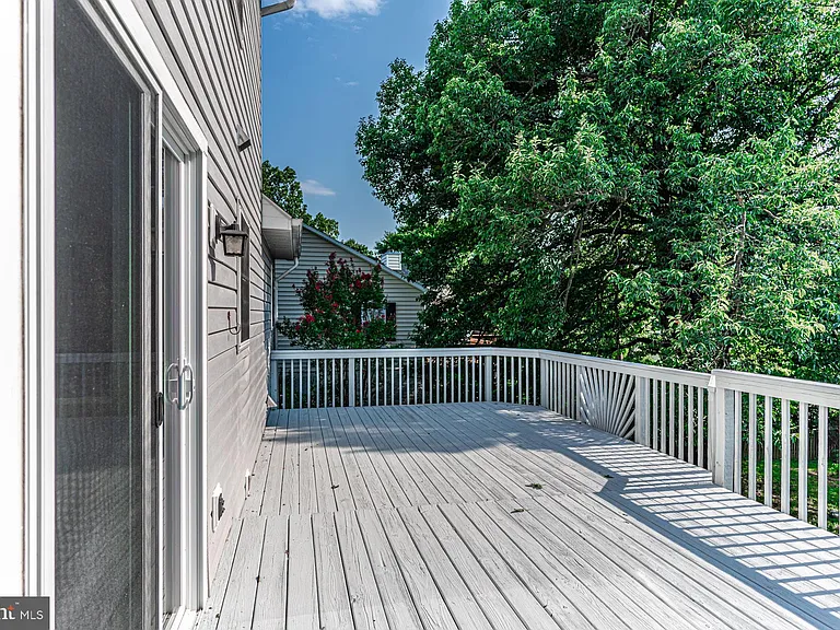 121 Nottingham Ct — Photo 43