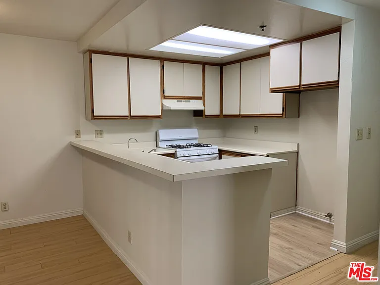 420 S Harvard Blvd #101 — Photo 4