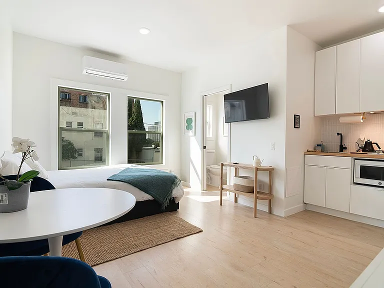 8th Street Studios Near Downtown Los Angeles Move-In Special — Photo 29