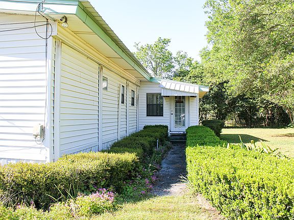 3rd image of 469 NE County Road 255