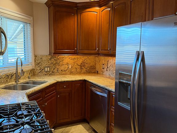 Bright, well-appointed kitchen.