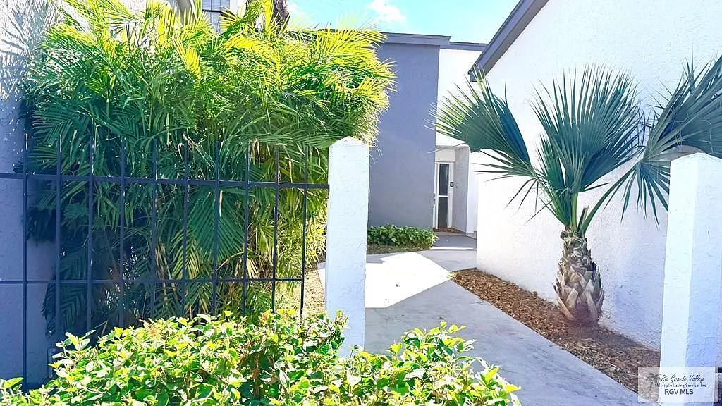 3 bed, 3.0 bath, 1850 sqft, $2,200 — Photo 1