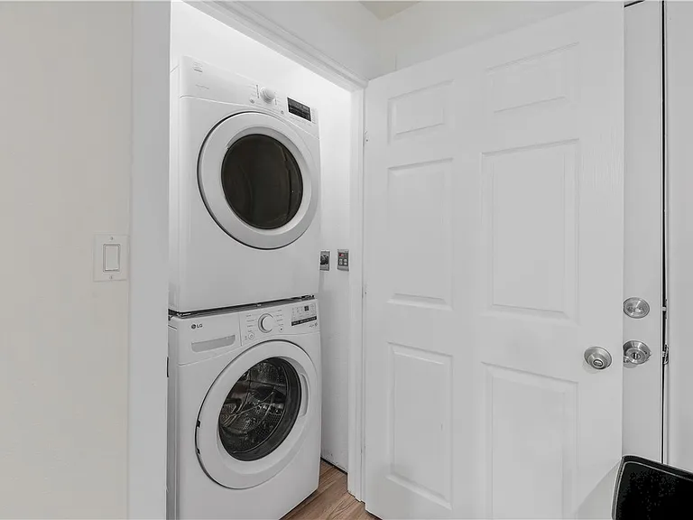1510 Burt St — Photo 17