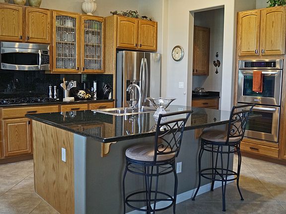 Spacious kitchen & island