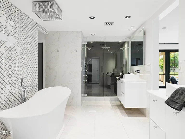 10011 E Windrose Dr — Photo 15