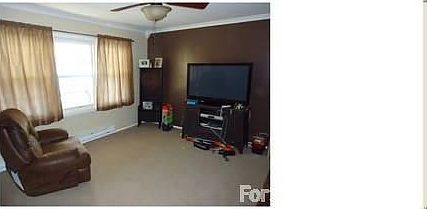 Living room
						:
						Crown moldings