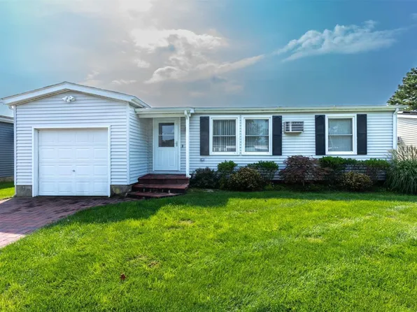 37 Village Circle S #37, Manorville, NY 11949