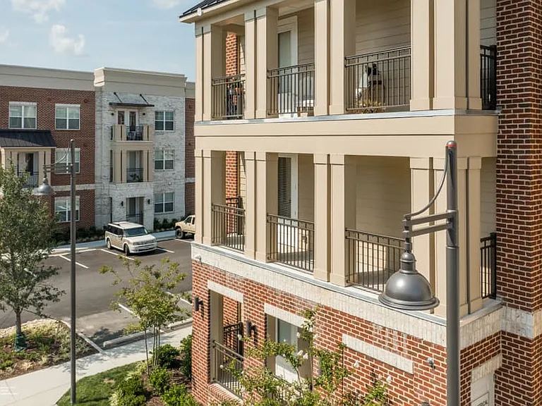 Monroe Gates Apartments — Photo 4