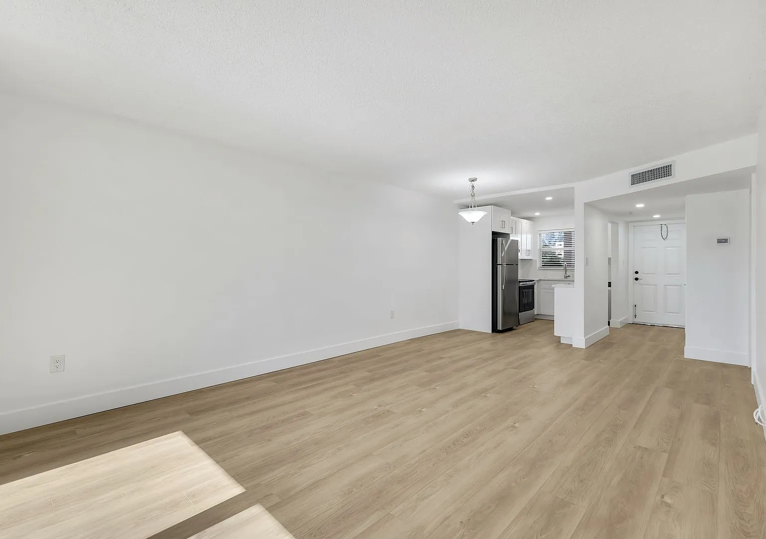 2 bed, 842 sqft, $2,200 — Photo 3