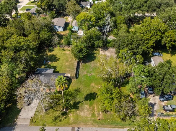 212 Woodward St, Alvin, TX 77511