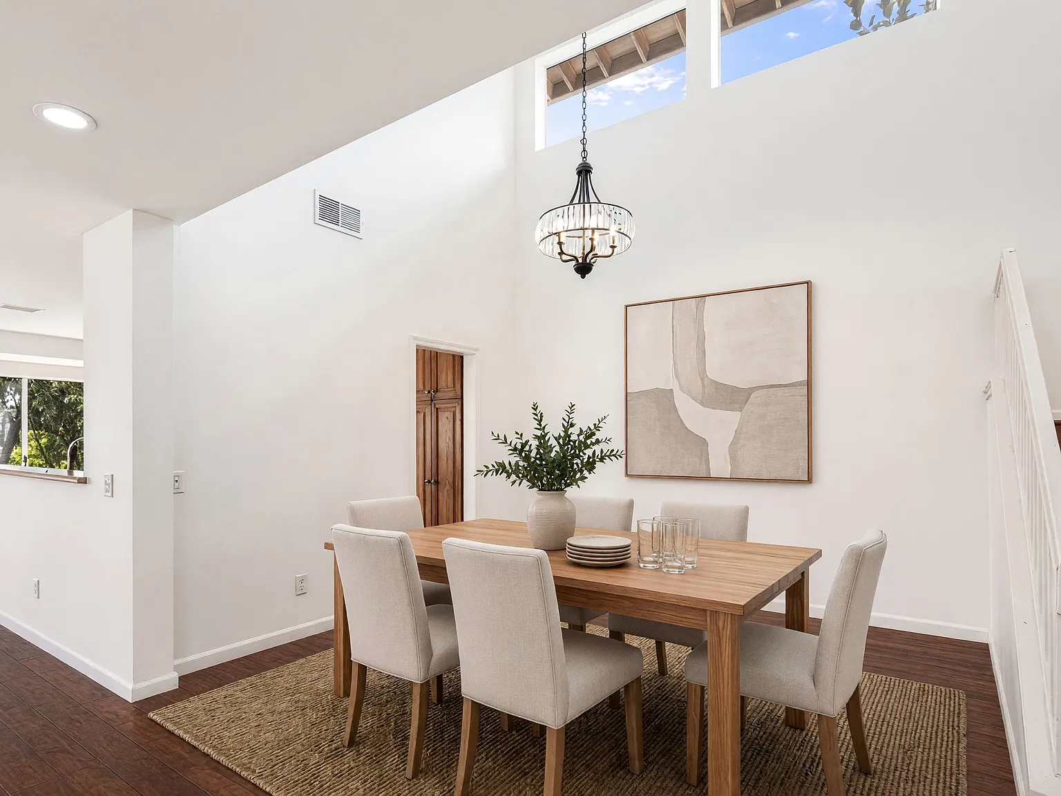 4 bed, 2366 sqft, $4,995 — Photo 3